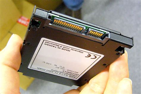 宏基T5000笔记本 固态硬盘怎样安装,按在哪里。(下边有图片) 不-ZOL问答