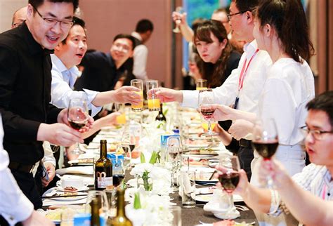 美酒课堂：了解葡萄酒的敬酒礼仪【酒文化】_风尚网|FengSung.com