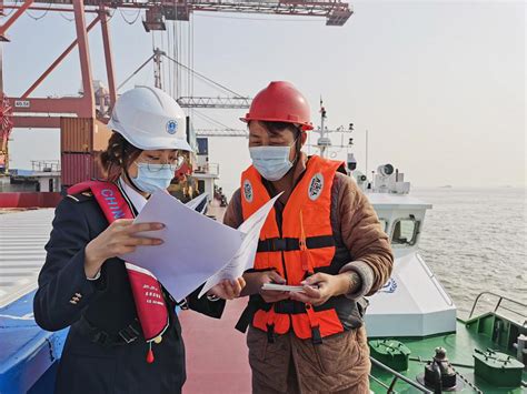 江苏海事局 海事动态 常熟海事局开展海事船舶防污染培训和应急演练