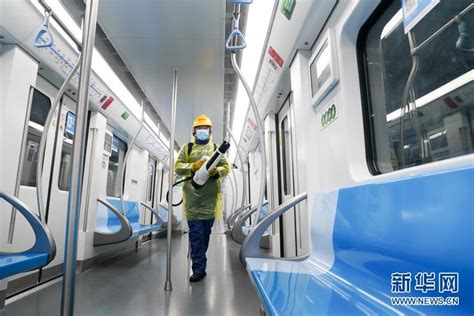 坚守岗位的地铁保洁员_时图_图片频道_云南网