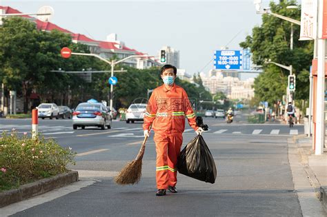 打扫马路街道的环卫工人高清图片下载-正版图片501665984-摄图网