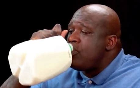 NBA球星有多能吃？奥尼尔喝牛奶用桶，字母弟吃8桶泡面-搜狐大视野-搜狐新闻