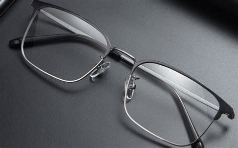 旁边有个v字的眼镜是什么牌子-眼镜上有个v字标属于什么档次-趣丁网