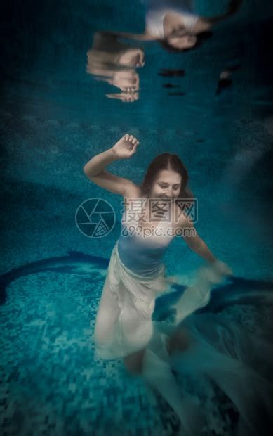 身穿长白色裙的胆怯妇女溺水深泳池高清图片下载-正版图片304043624-摄图网