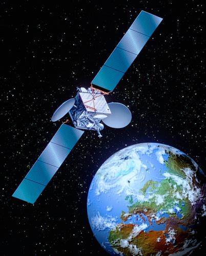 卫星电话是直接与卫星通信还是通过地面站？