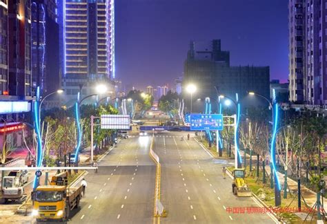 智慧路灯应用：武汉首个5G智慧路灯示范项目在光谷正式投用_光谷高新大道灯杆屏-CSDN博客