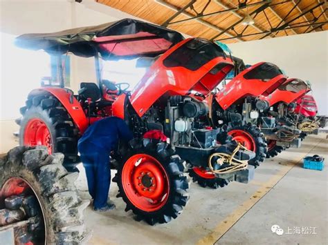 200企业参展新疆农业机械博览会 大型农机吸引眼球