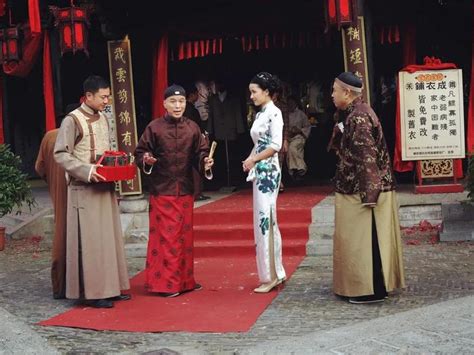 恨不相逢未嫁时，黄曼、靳东联袂主演的年代大剧《妇道》今晚开播