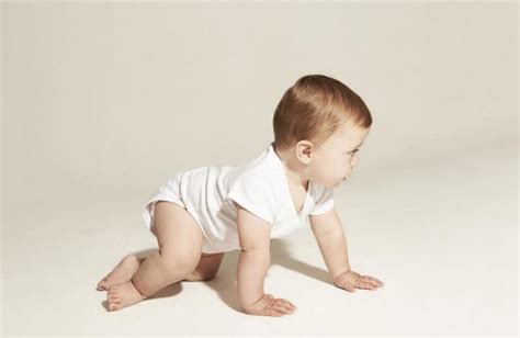 婴儿多大可以站立，五个月时腿软正常吗？