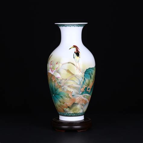 醴陵窑釉下五彩镂空葡萄纹瓷瓶 | 湖南省博物館