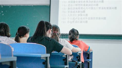 武汉市一高校课堂实行学生自带“名牌”上课-大河网