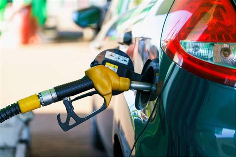 汽车的“燃油效率”是指汽车每消耗1升汽油行驶的里程，如图描述了甲、乙
