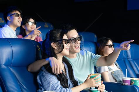 年轻情侣在影院看3D电影高清图片下载-正版图片501411569-摄图网