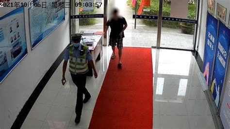男子穿拖鞋开高速送孩子上补习班被查，民警拿出自己的鞋_凤凰网视频_凤凰网
