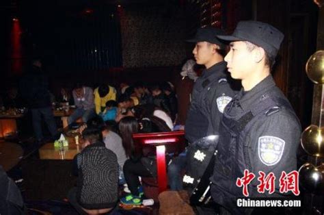 广西柳州扫黄现场:警方抓获近百人_国内新闻_温州网