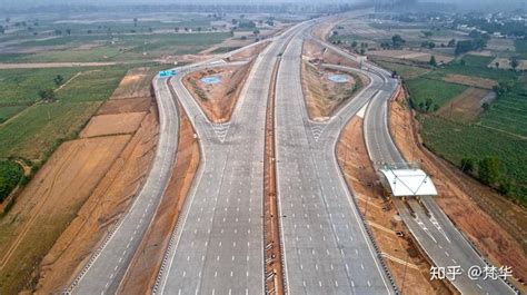 印度地方官夸赞新建“10车道高速公路”网友数：好像少了4车道_腾讯视频