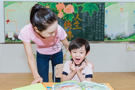 教师节课堂老师给学生讲故事高清图片下载-正版图片500605115-摄图网