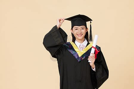 毕业证背景-毕业证摄影图片-手拿毕业证高兴的女生图片-摄图网