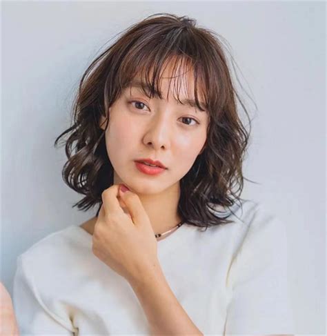 温柔短卷发女生头像