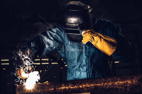 金属焊工使用电弧焊机在工厂焊接钢高清图片下载-正版图片504542292-摄图网