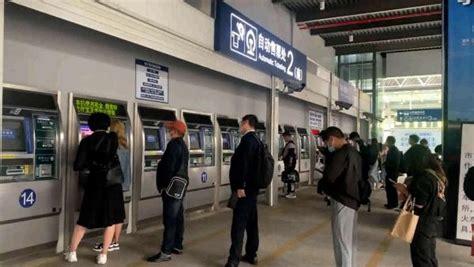 昆明火车站一进站口14台售票机仅5台可用，客服：原因未知_七环视频_澎湃新闻-The Paper