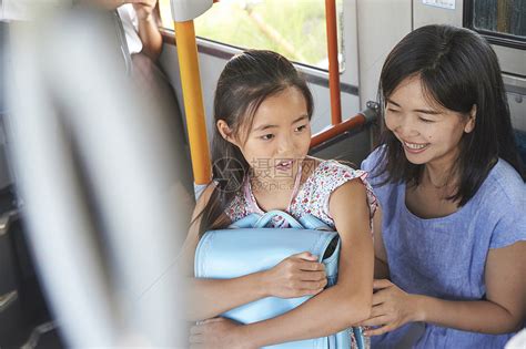妈妈和女儿一起乘坐公交车高清图片下载-正版图片502045198-摄图网