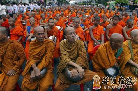 泰国僧人集体化缘 纪念释迦牟尼诞辰2600周年