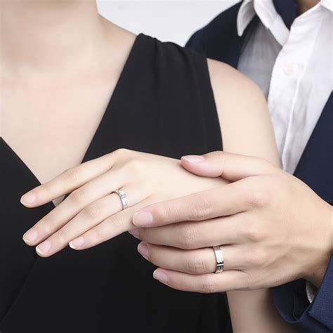 情侣对戒男女戴哪个手 男女戒指戴法及含义 - 中国婚博会官网