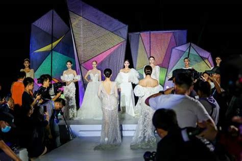马来西亚婚纱礼服品牌在三亚天涯海角国际婚庆节秀新品