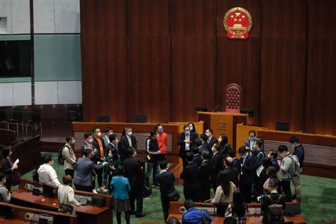 香港第七届立法会90名议员面对国旗、国徽宣誓，特首监誓
