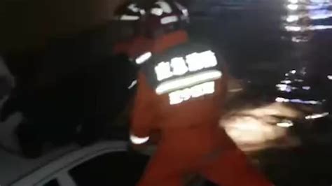 私家车涉水熄火一家三口被困于桥洞，消防及时救援_凤凰网视频_凤凰网