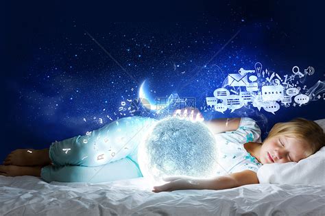 晚安女孩躺床上,手里着月亮高清图片下载-正版图片300290943-摄图网