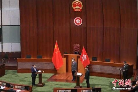 羊城晚报-香港特区第七届立法会议员首次在国徽下宣誓