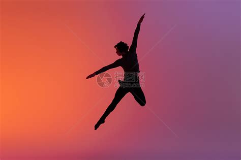 男性舞蹈动作跳跃剪影高清图片下载-正版图片501546490-摄图网