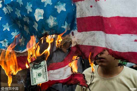 制裁要来了!伊朗民众烧美国国旗泄愤 - 新闻聚焦 - 华声论坛