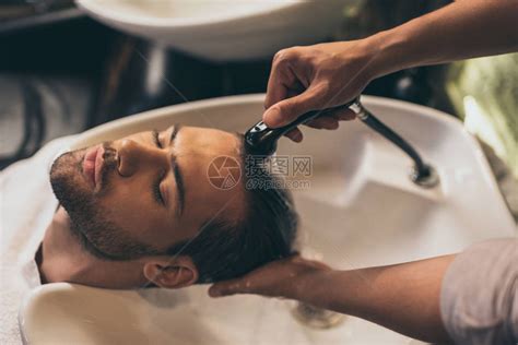 一名男子在理发店洗头漂发，看上去感觉很好美女手高清摄影大图-千库网