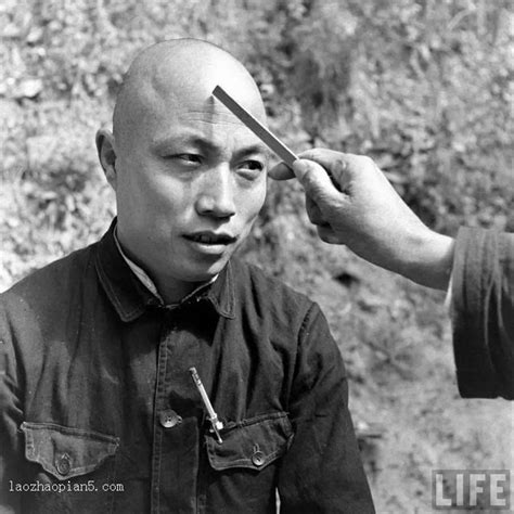 1947年陕西临潼一算命先生 帮人算命现场实拍照片-天下老照片网