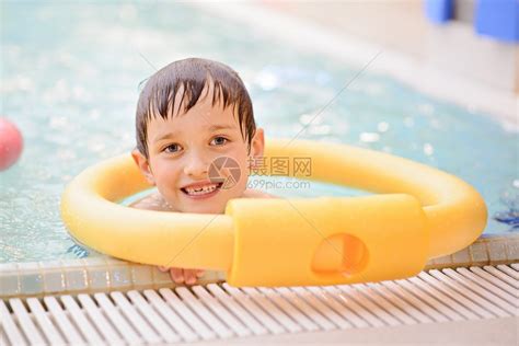 7岁男孩在游泳池学游泳高清图片下载-正版图片507309448-摄图网