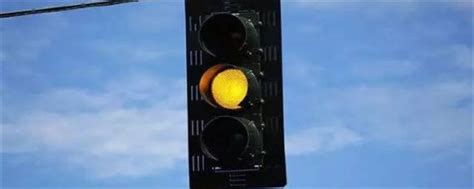 黄灯最后一秒前轮过线然后开了过去算闯红灯吗？-有驾