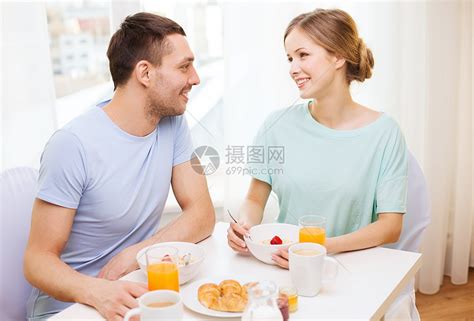 食物,家,夫妇幸福的微笑的夫妇家里吃早餐高清图片下载-正版图片300814068-摄图网