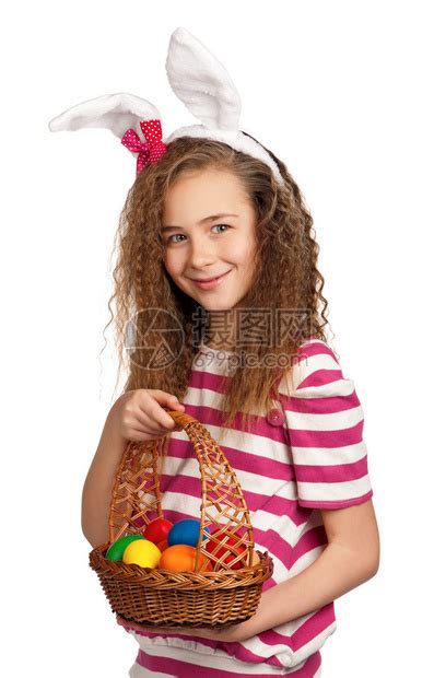 带着兔子耳朵的快乐女孩拿着一篮子鸡蛋孤立高清图片下载-正版图片502522739-摄图网