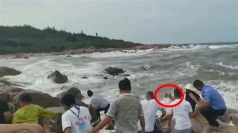 青岛两名游客被海浪卷入海中，1人已确认遇难 | 潇湘晨报网