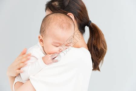 母亲抱着熟睡的外国婴儿高清图片下载-正版图片600503277-摄图网