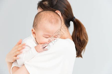 妈妈抱着宝宝的图片