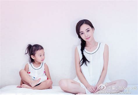 李小璐在家与女儿搭戏 甜馨演技爆棚眼神里都是戏 - 青岛新闻网