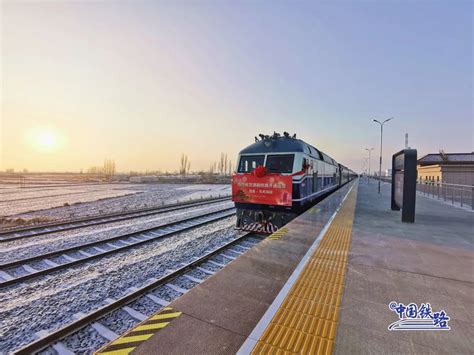 酒额铁路酒泉至东风段铁路开通，旅客可乘火车游览金塔胡杨林 -- 陕西头条客户端