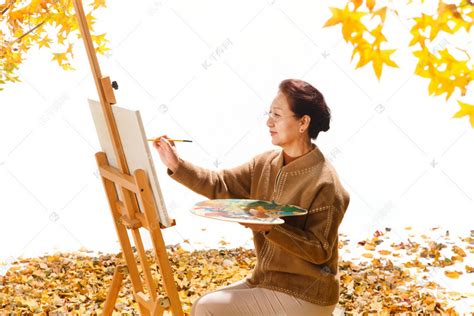 中老年女人在庭院里画画高清摄影大图-千库网