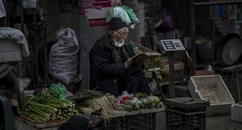 百岁留守老人冒雨步行一小时去卖菜，佝偻的背影让人动容！|卖菜|背影|奶奶_新浪新闻