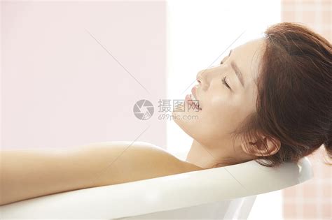 在浴缸里沐浴的美女高清图片下载-正版图片502293560-摄图网