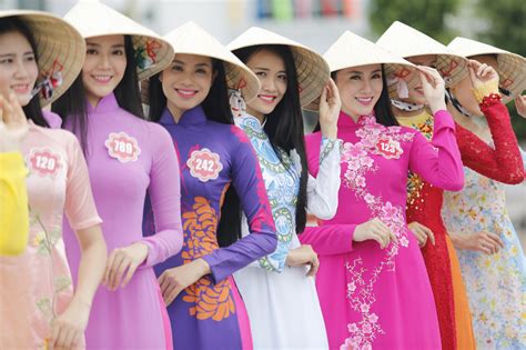 去越南旅游 感觉穿奥黛的越南女学生个个都是美女|越南|奥黛|女学生_新浪新闻